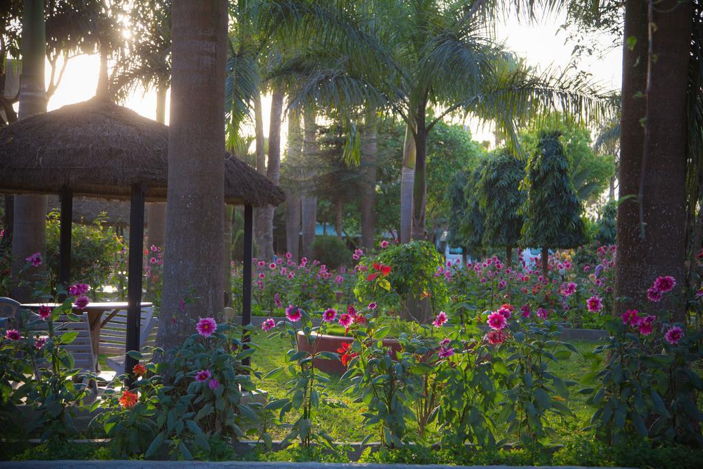 Chitwan Adventure Resort Sauraha Luaran gambar