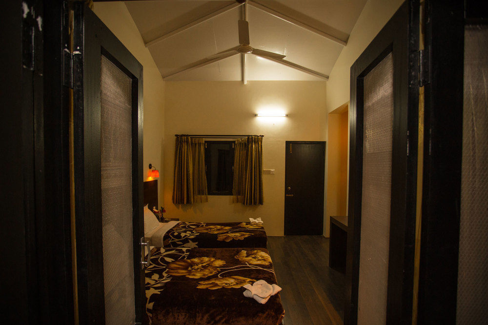 Chitwan Adventure Resort Sauraha Luaran gambar