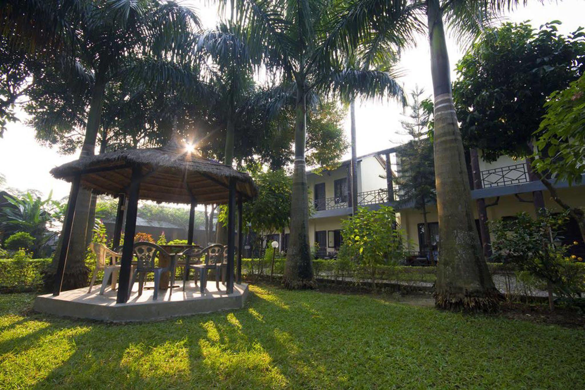 Chitwan Adventure Resort Sauraha Luaran gambar