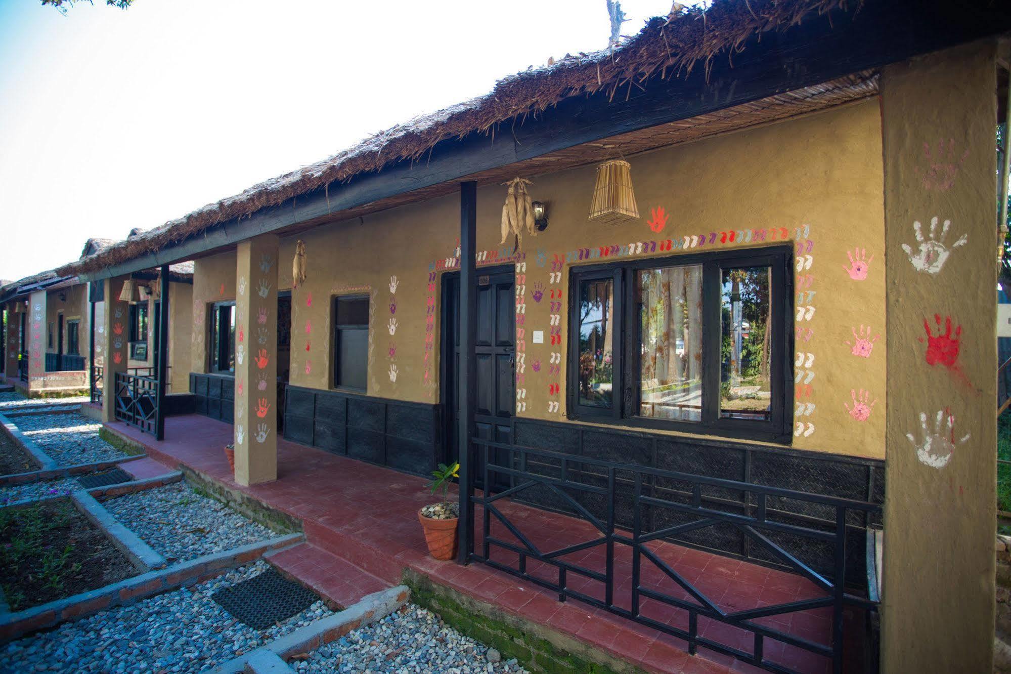 Chitwan Adventure Resort Sauraha Luaran gambar