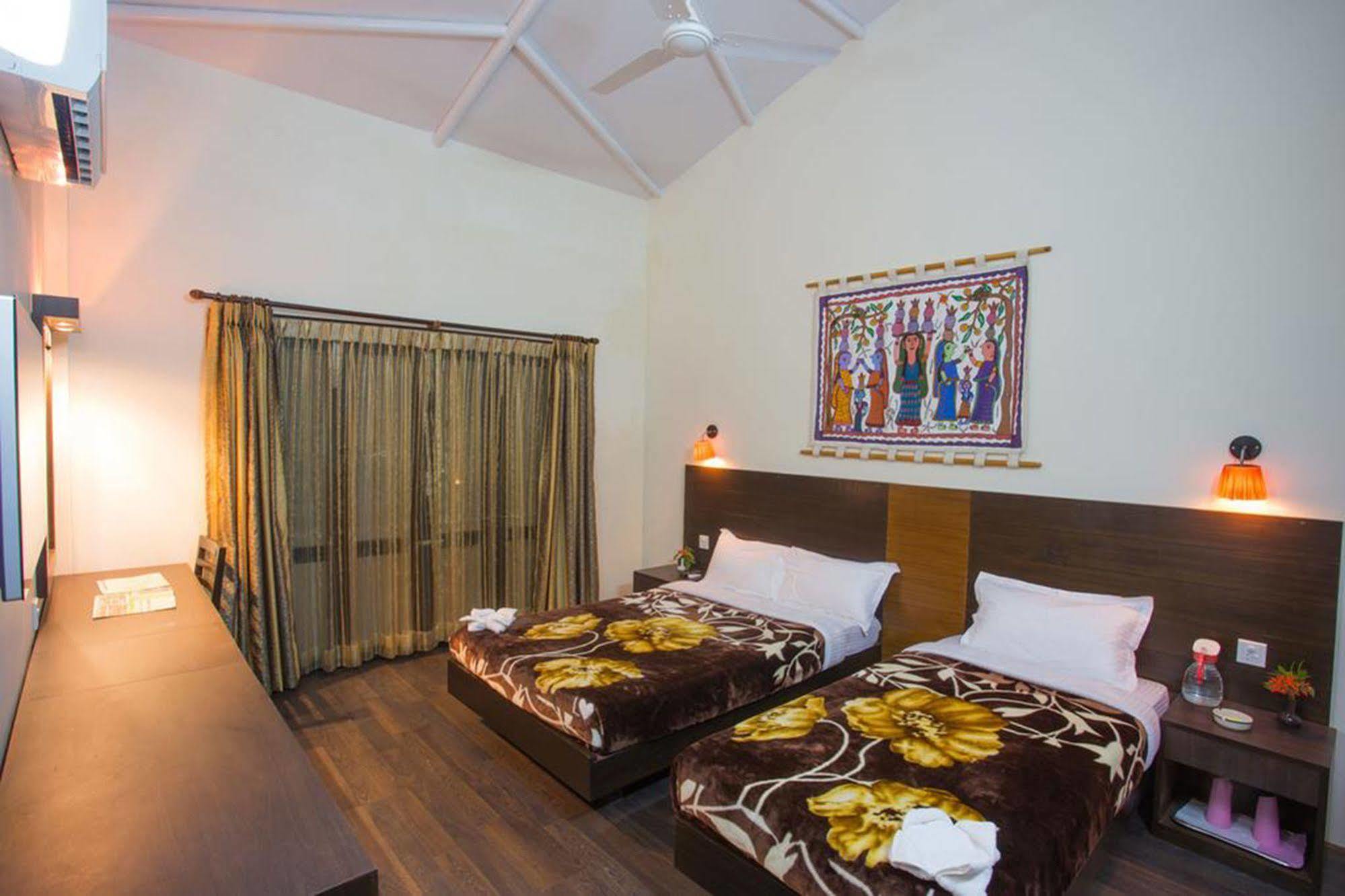 Chitwan Adventure Resort Sauraha Luaran gambar