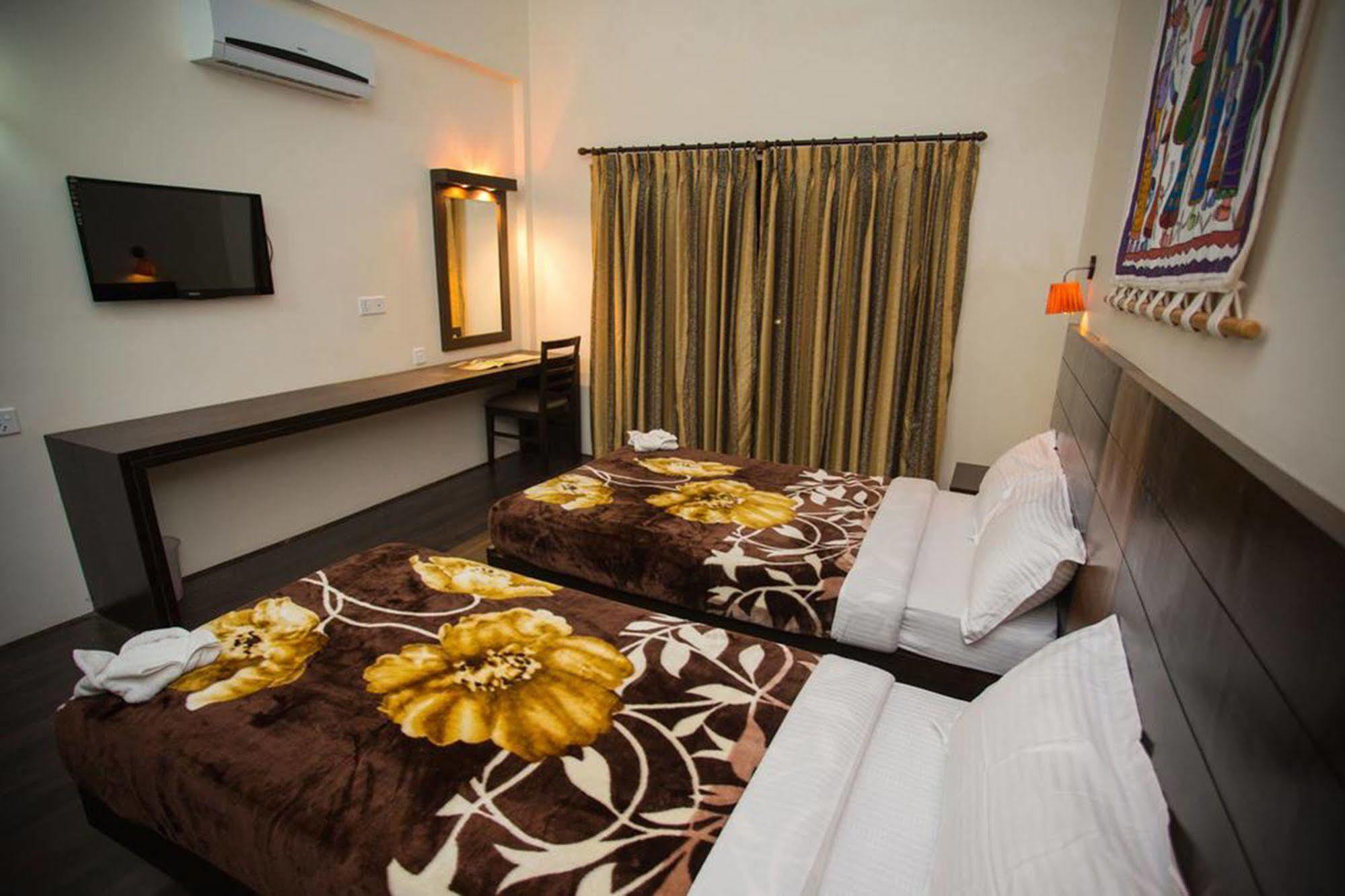 Chitwan Adventure Resort Sauraha Luaran gambar