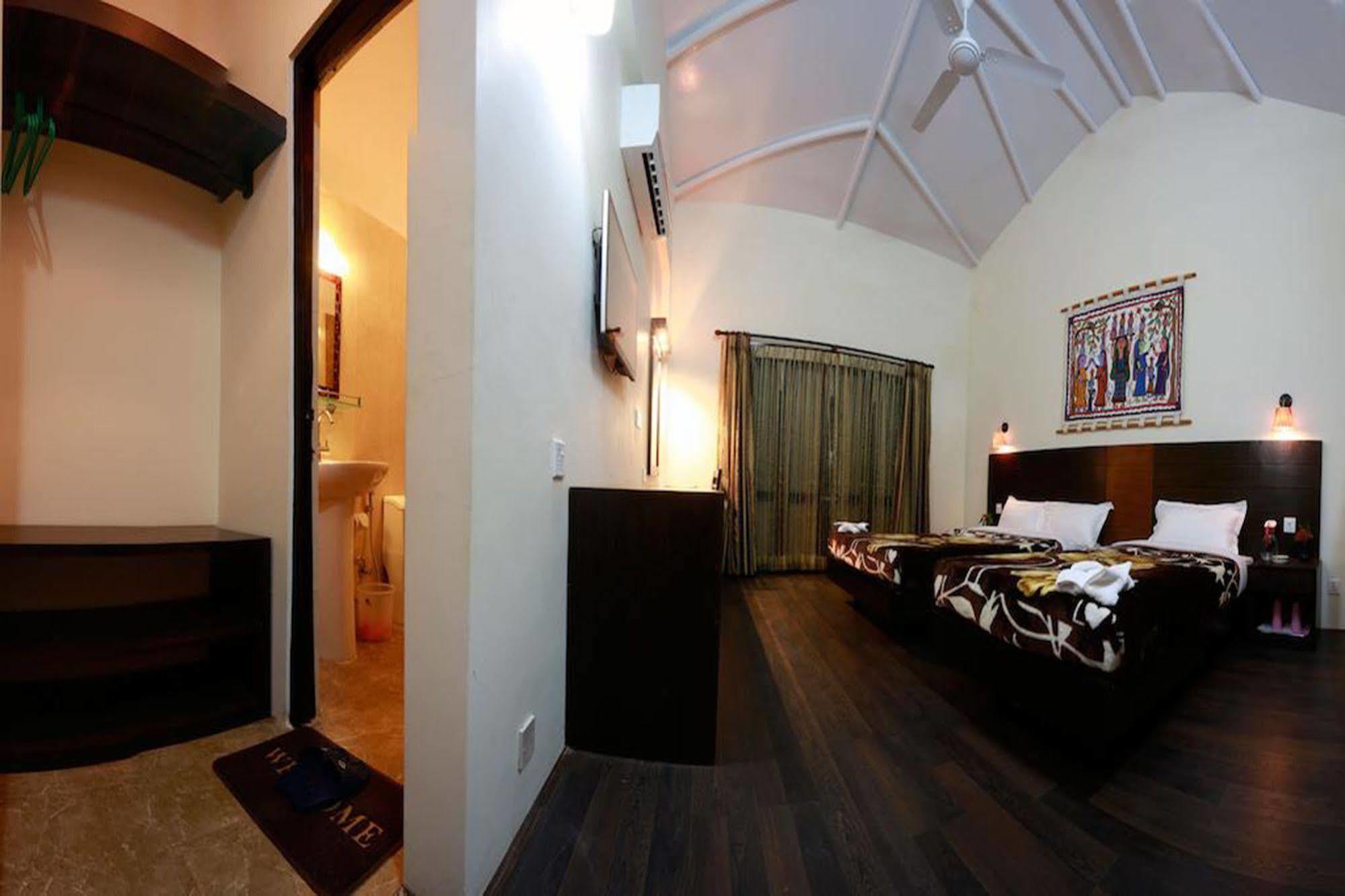 Chitwan Adventure Resort Sauraha Luaran gambar