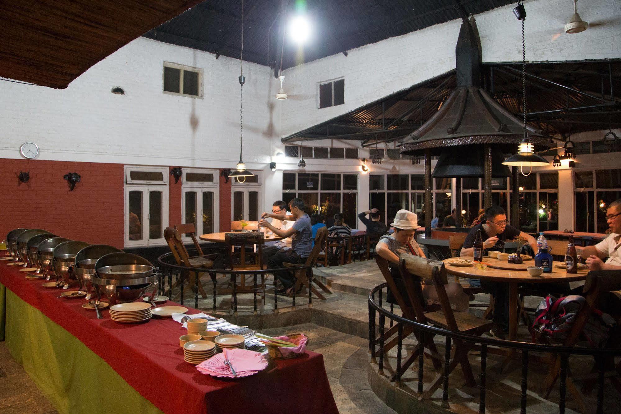 Chitwan Adventure Resort Sauraha Luaran gambar