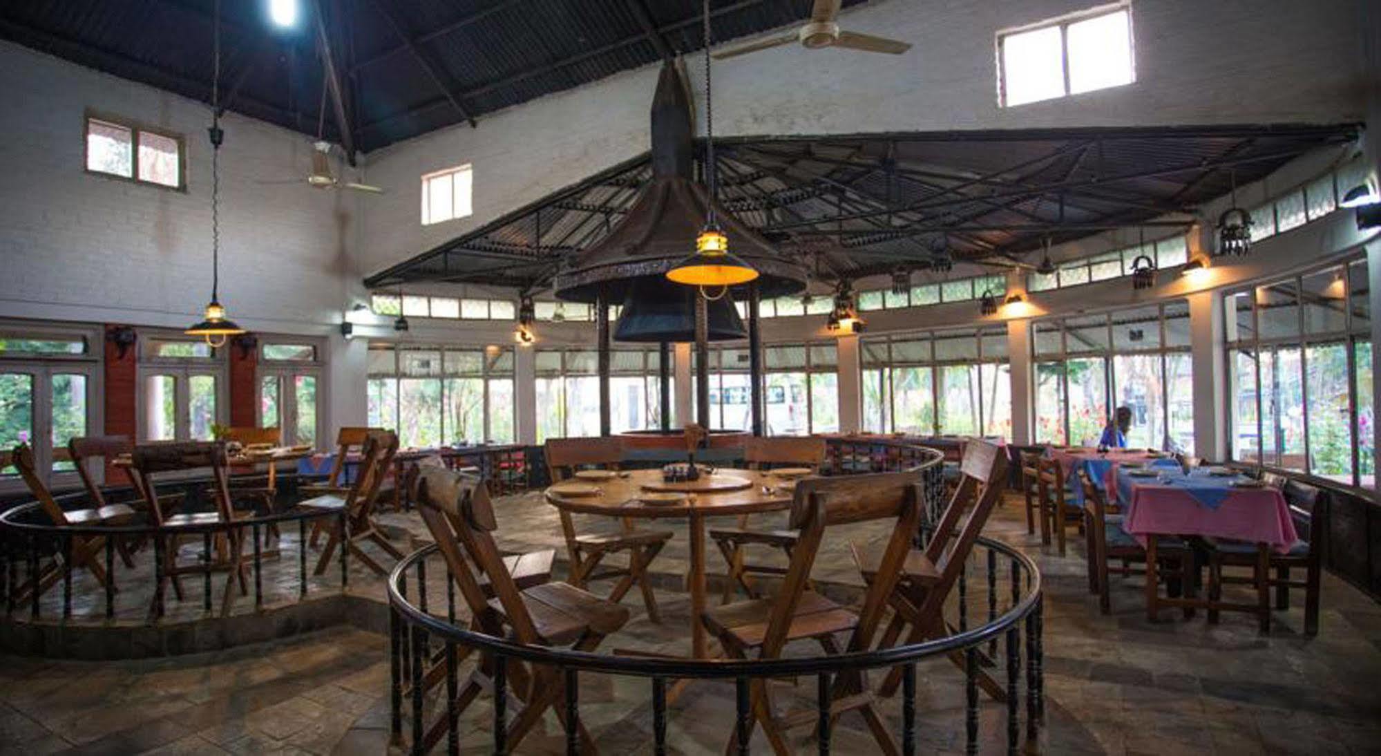 Chitwan Adventure Resort Sauraha Luaran gambar