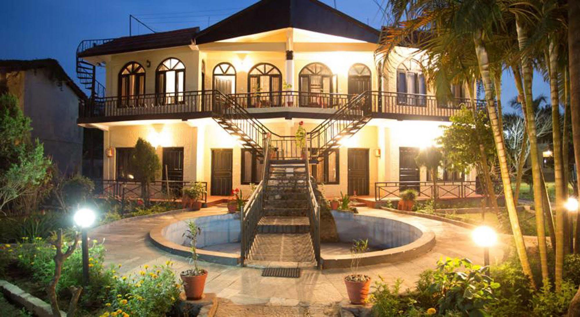 Chitwan Adventure Resort Sauraha Luaran gambar